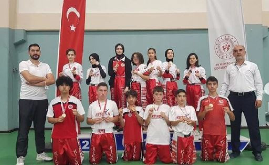 Minik- Yıldız Bursa Kickboks Şampiyonasın da 23 MADALYA